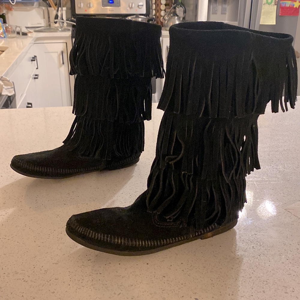 Black fringe Minnetonka boots - Picture 3 of 16